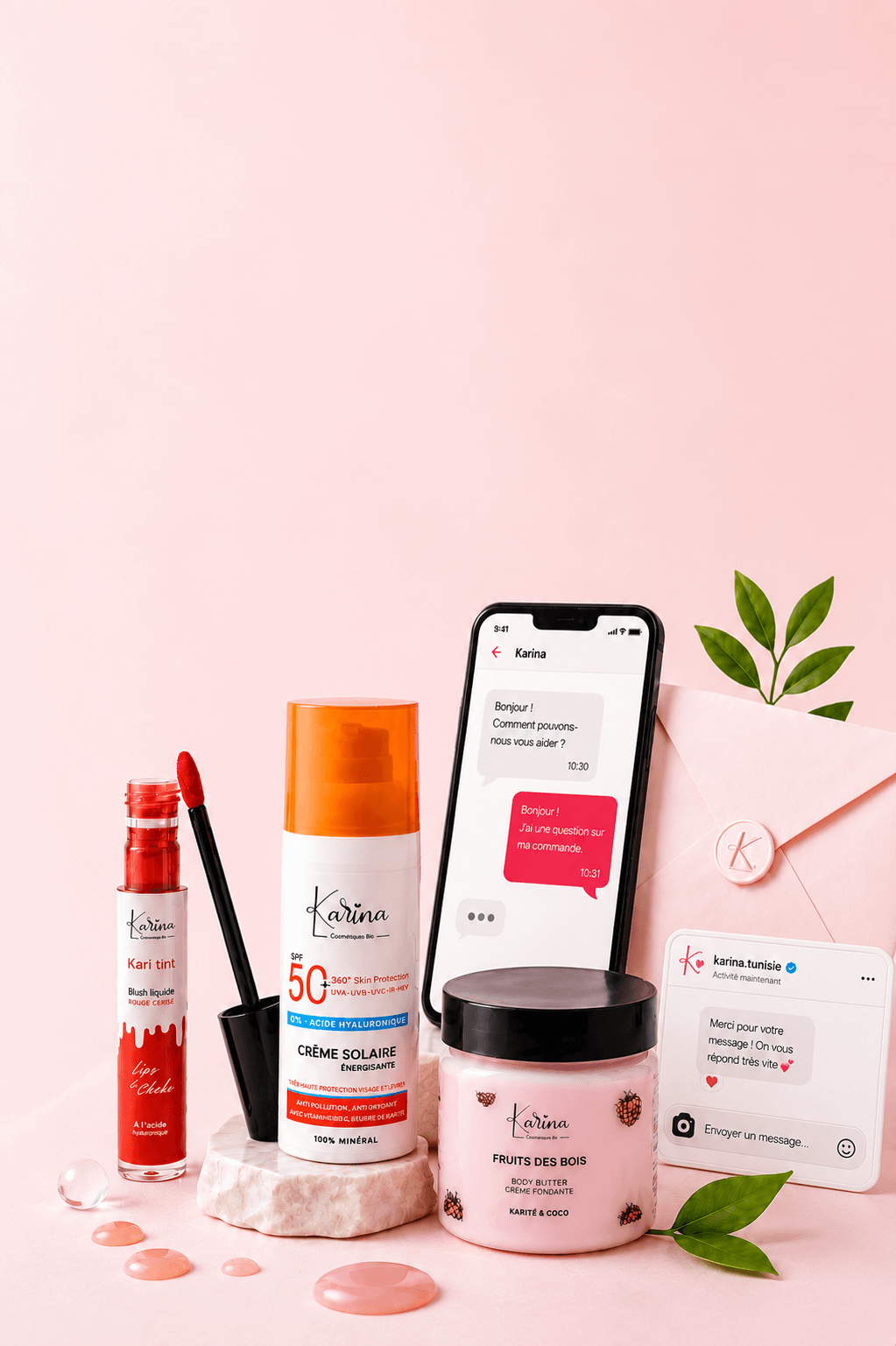 Produits Karina : blush liquide Kari tint, crème solaire SPF 50+ et body butter Fruits des bois, avec une conversation du service client sur mobile