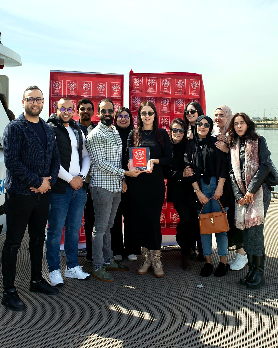 L'équipe Karina réunie sous l'arche de la marque - cosmétiques bio conçus et fabriqués en Tunisie